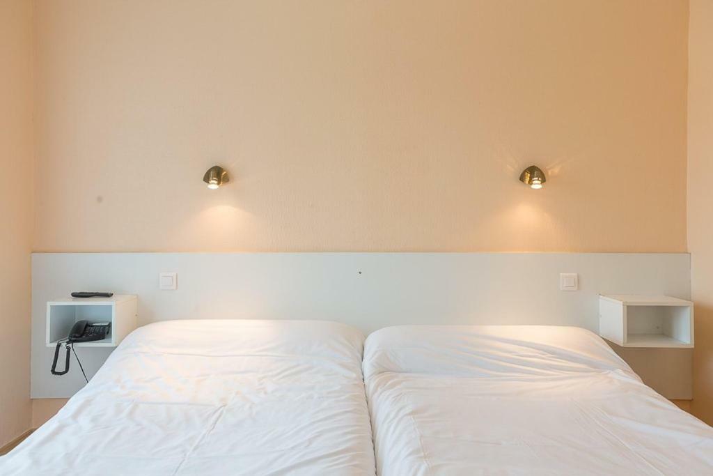 Les Platanes Hotel Etauliers Exterior photo